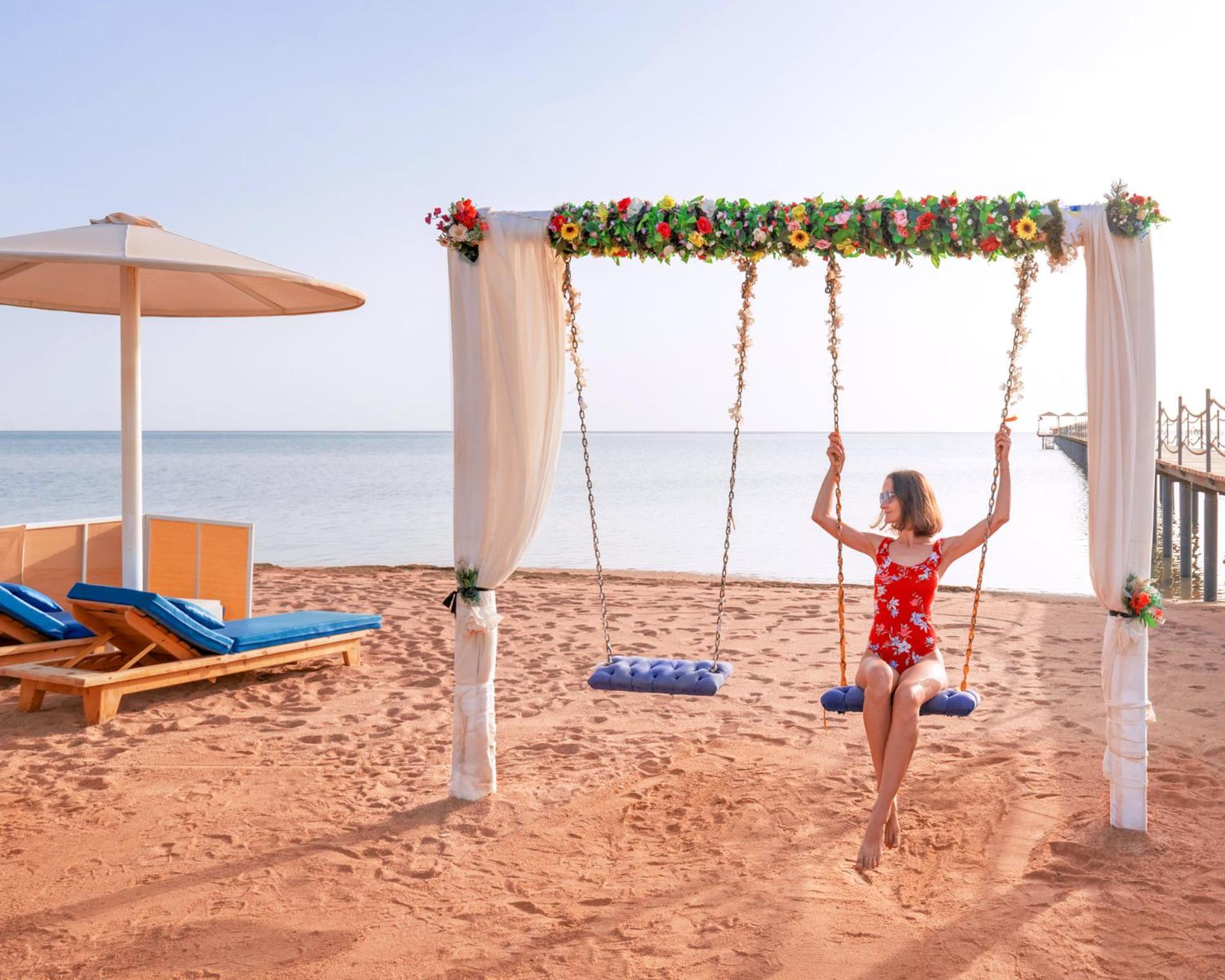 Pickalbatros Laguna Club Resort Sharm El Sheikh Exterior photo A swing at the beach